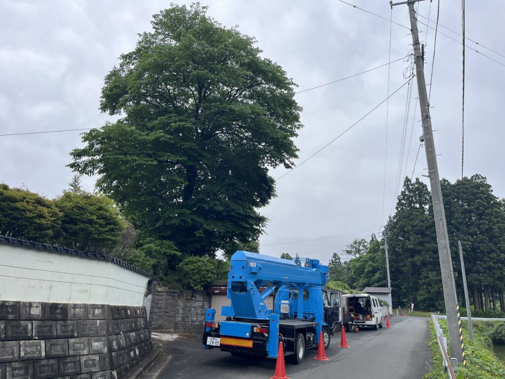 北上市　道路沿い　高所作業車